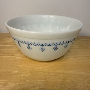Vintage Pyrex Snowflake Garland Cinderella White Nesting Mixing Bowl 1.5 Quart